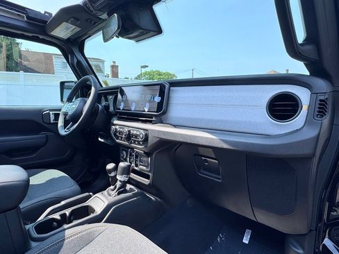 Used 2025 Jeep Wrangler Unlimited Sport AWD/4WD image 19