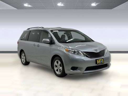 Used 2015 Toyota Sienna LE FWD image 6