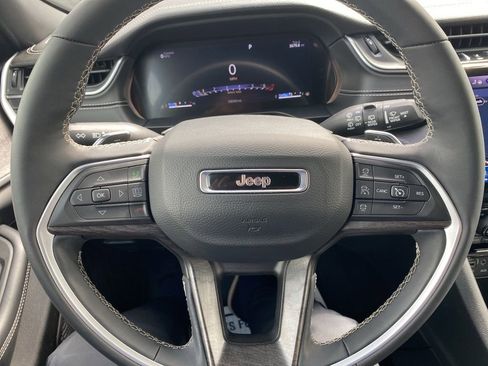 Used 2024 Jeep Grand Cherokee Limited w/ Black Appearance Package AWD/4WD image 15