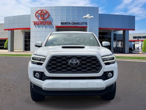 Used 2022 Toyota Tacoma TRD Sport w/ TRD Premium Sport Package AWD/4WD image 3