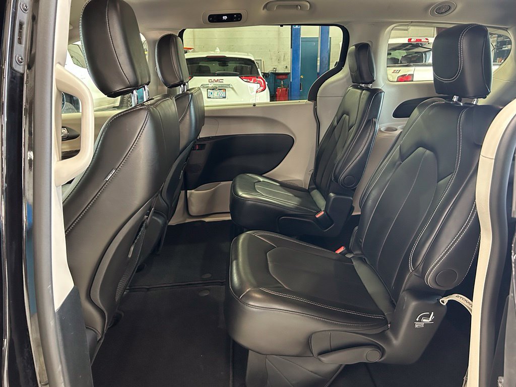 Used 2024 Chrysler Pacifica Touring-L FWD image 36