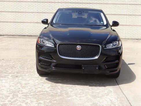 Used 2017 Jaguar F-PACE Premium image 2