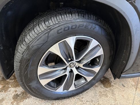 Used 2023 Toyota Highlander XLE image 12