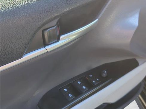 Used 2019 Toyota Camry SE image 12