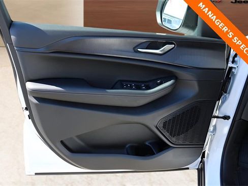 New 2025 Jeep Grand Cherokee Laredo w/ Trailer Tow Package image 10