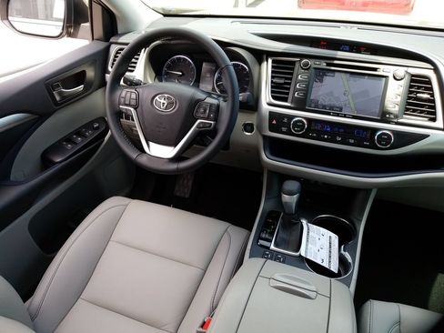 Used 2019 Toyota Highlander XLE FWD image 34
