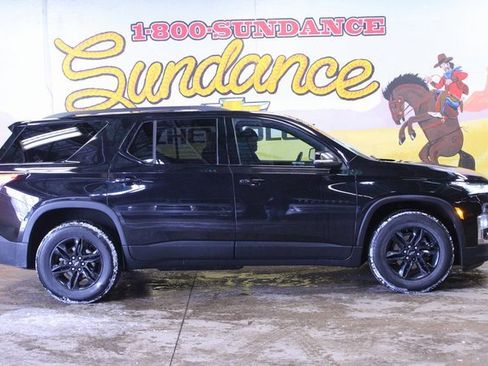 Used 2022 Chevrolet Traverse LT image 1