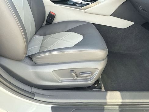 Used 2019 Toyota Camry XLE image 9