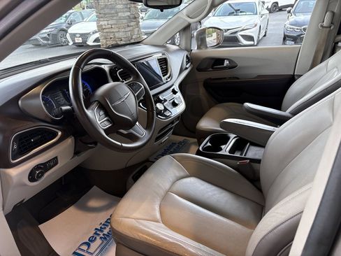 Used 2017 Chrysler Pacifica Touring-L w/ Tire & Wheel Group FWD image 2