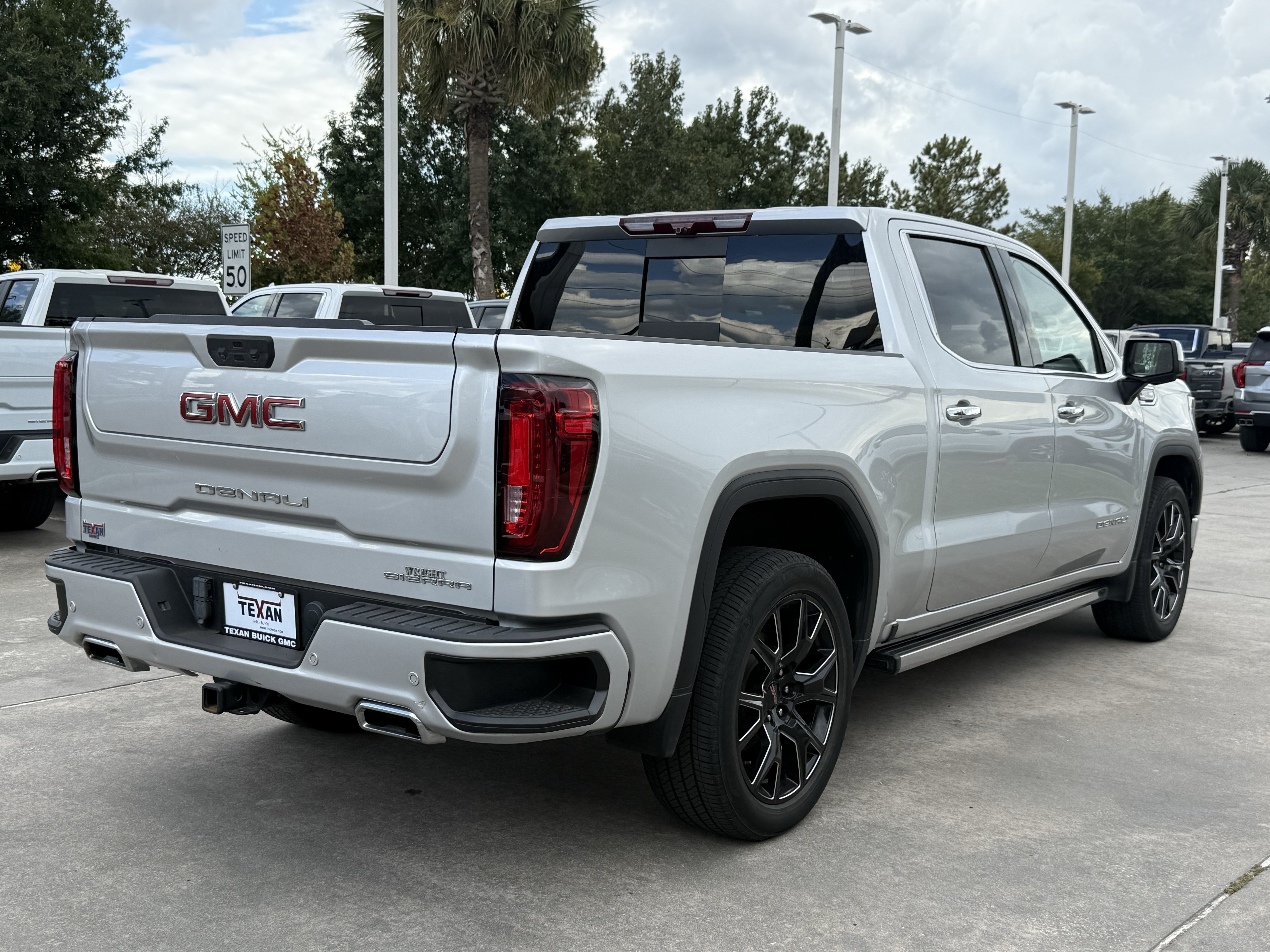 Used 2022 GMC Sierra 1500 Denali w/ Technology Package AWD/4WD image 5