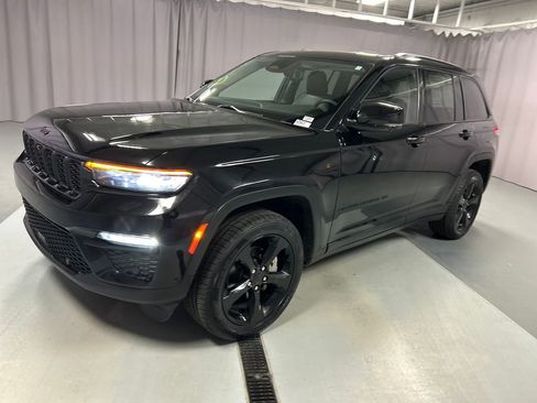 Used 2023 Jeep Grand Cherokee Limited w/ Luxury Tech Group II image 3