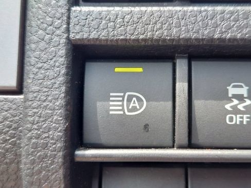 Certified 2025 Toyota Tacoma TRD Off-Road AWD/4WD image 34