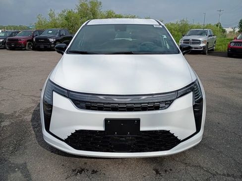Used 2027 Chrysler Pacifica Select AWD/4WD image 2