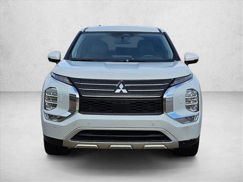 Used 2024 Mitsubishi Outlander SE image 2