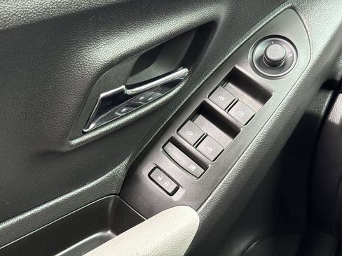 Used 2022 Chevrolet Trax LT w/ LT Convenience Package image 24