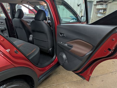 Used 2021 Nissan Kicks SR FWD image 11