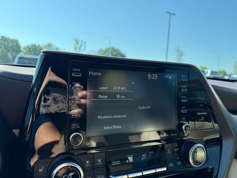 Used 2021 Toyota Highlander XLE FWD image 16