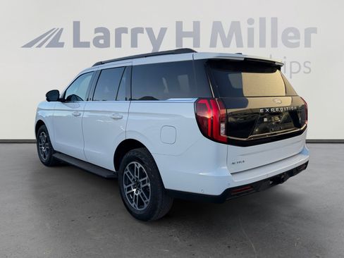 Used 2025 Ford Expedition Active AWD/4WD image 3
