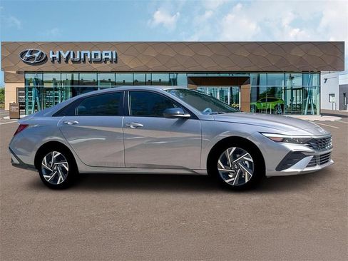 Used 2025 Hyundai Elantra Sport FWD image 10