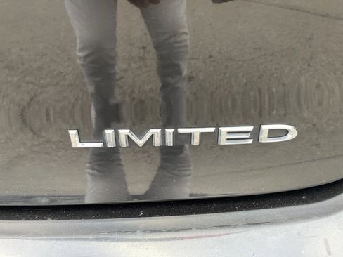 Used 2023 Chrysler Pacifica Limited image 9