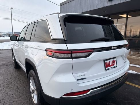 Used 2024 Jeep Grand Cherokee Laredo X image 19