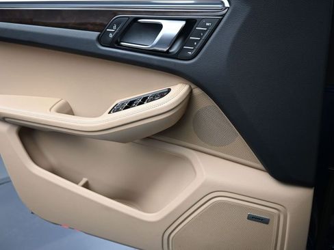 Certified 2024 Porsche Macan AWD/4WD image 24