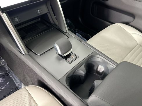 Used 2025 Land Rover Discovery Sport S image 13