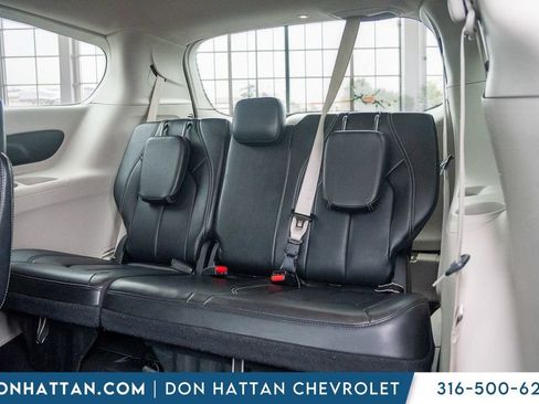 Used 2023 Chrysler Pacifica Touring-L FWD image 21