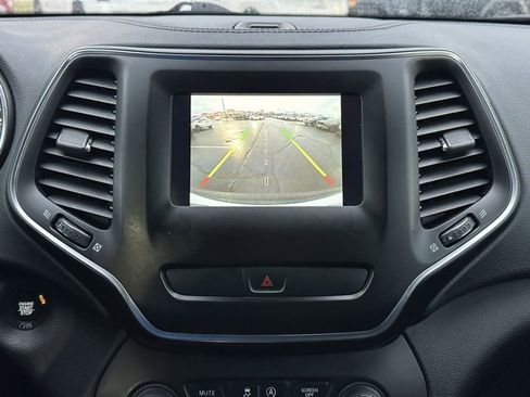 Used 2019 Jeep Cherokee Latitude Plus w/ Cold Weather Group image 34