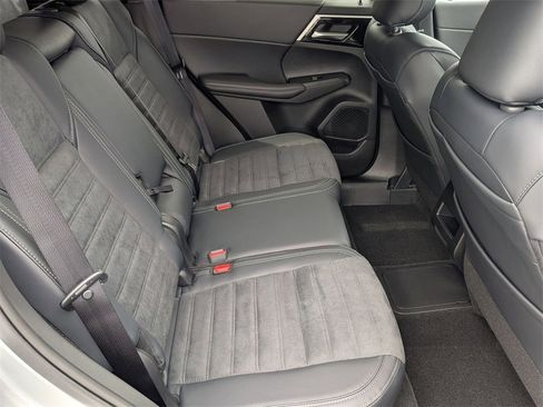 New 2025 Mitsubishi Outlander SE image 28