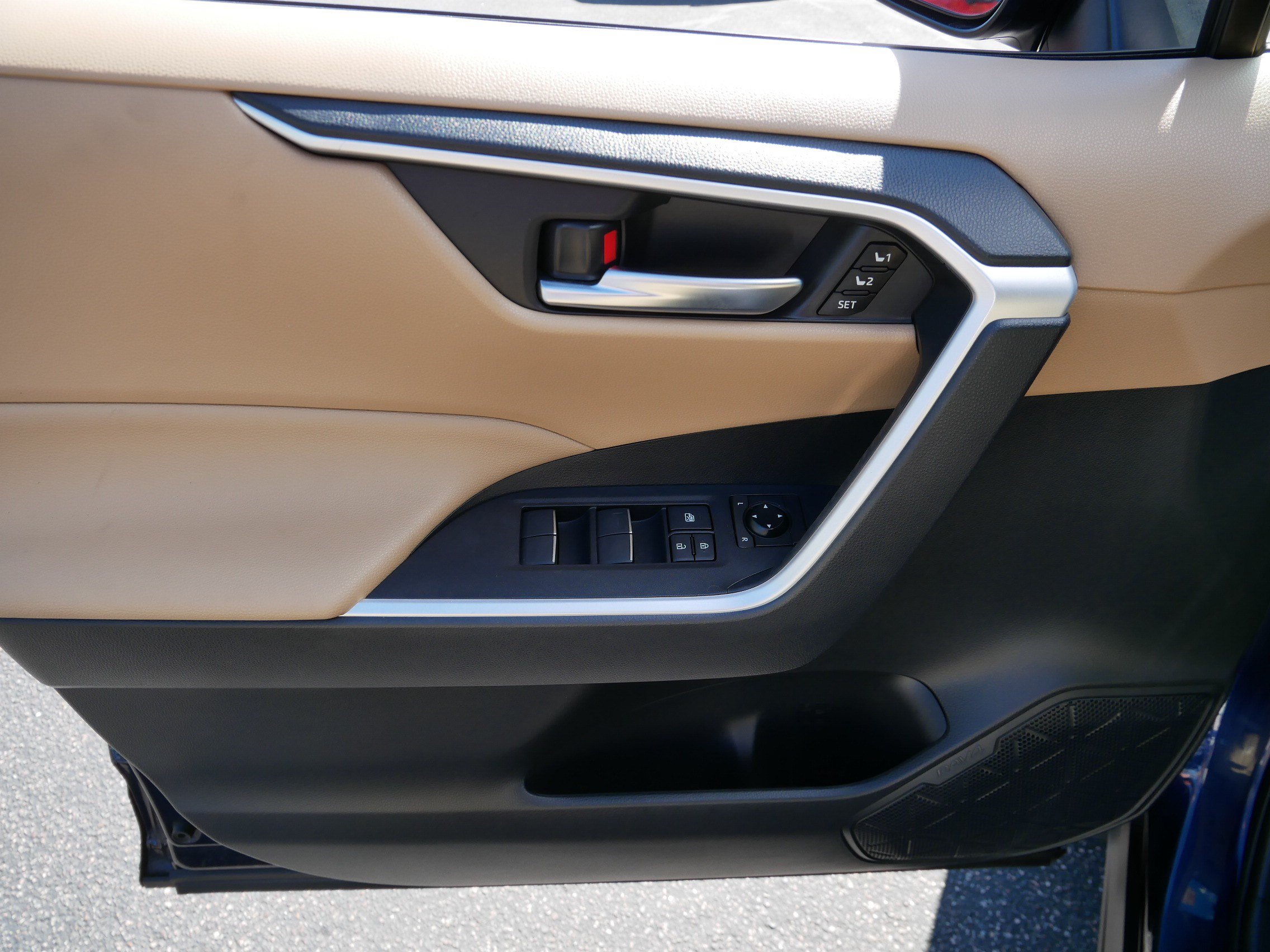 Used 2019 Toyota RAV4 XLE Premium w/ Cold Weather Package AWD/4WD image 19