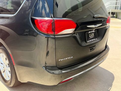 Used 2019 Chrysler Pacifica Touring-L FWD image 12