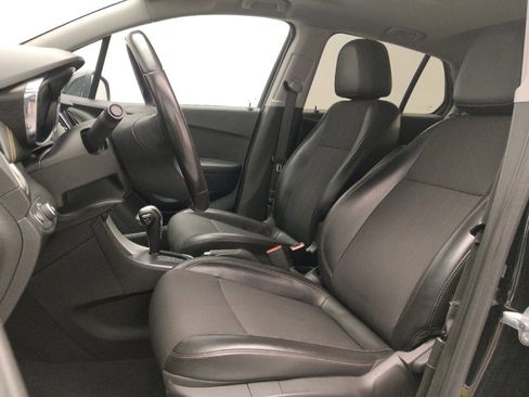 Used 2020 Chevrolet Trax LT w/ Sun & Sound Package image 17