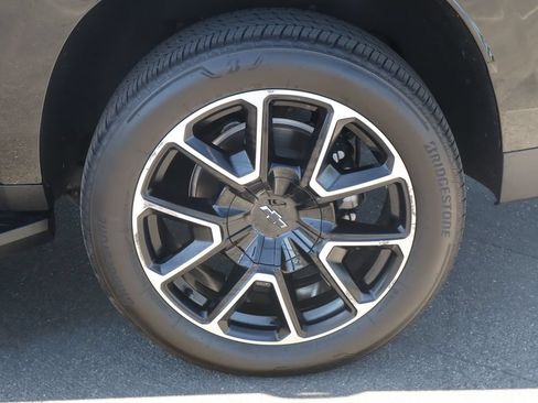 Used 2025 Chevrolet Suburban RST w/ Comfort Package RWD image 13