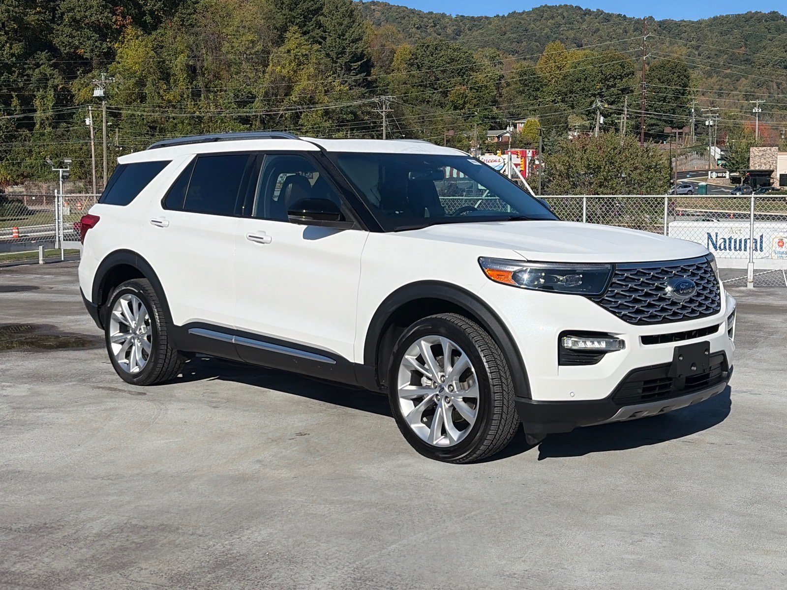 Certified 2022 Ford Explorer Platinum w/ Equipment Group 601A AWD/4WD image 1