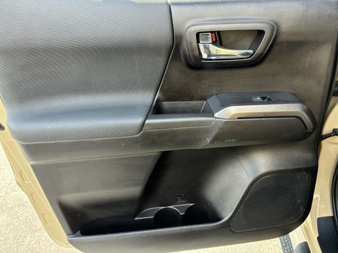 Used 2020 Toyota Tacoma TRD Off-Road AWD/4WD image 14