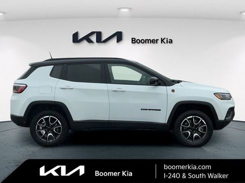 Used 2025 Jeep Compass Trailhawk AWD/4WD image 4
