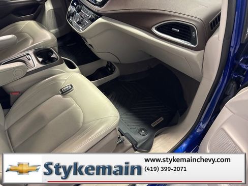 Used 2021 Chrysler Pacifica Touring-L w/ Uconnect Theater Family Group image 26