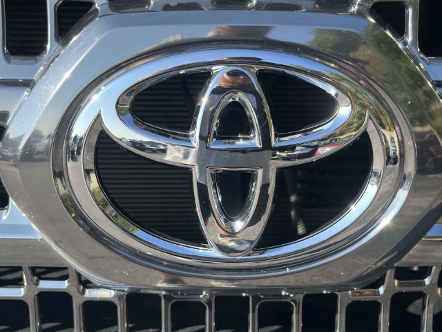 Used 2017 Toyota Tacoma TRD Off-Road w/ Tow Package AWD/4WD image 11