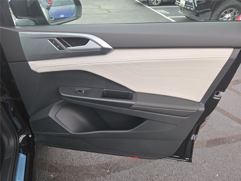New 2025 Volkswagen Taos SEL image 28