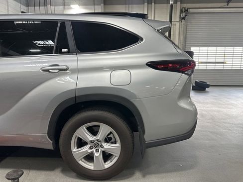 Used 2024 Toyota Highlander LE FWD image 3
