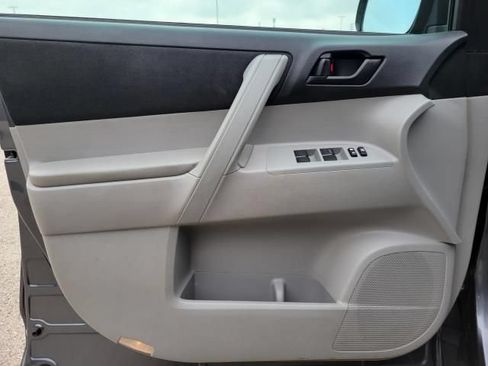 Used 2013 Toyota Highlander FWD w/ Cold Weather Pkg image 15