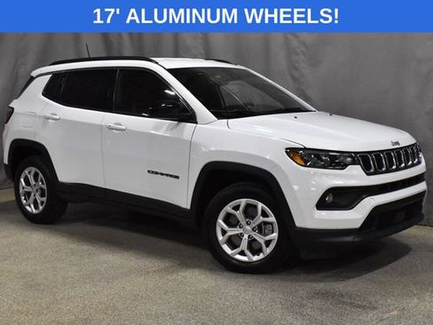 Used 2024 Jeep Compass Latitude image 3