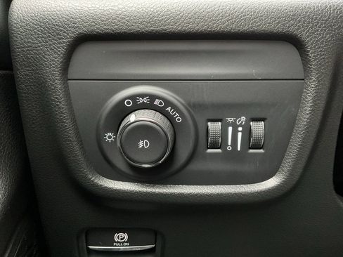 Used 2025 Jeep Grand Cherokee Limited image 28