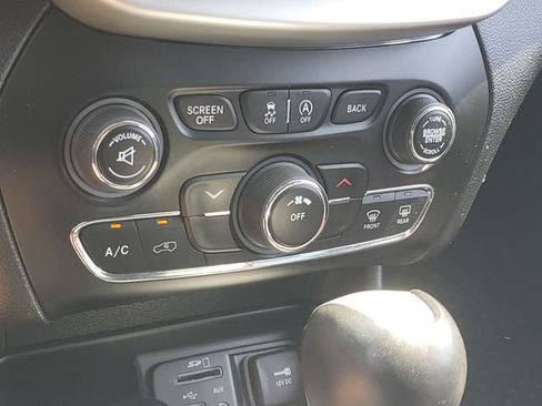 Used 2016 Jeep Cherokee Trailhawk w/ Cold Weather Group AWD/4WD image 27
