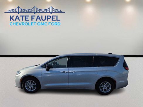 Used 2024 Chrysler Pacifica Touring-L image 4