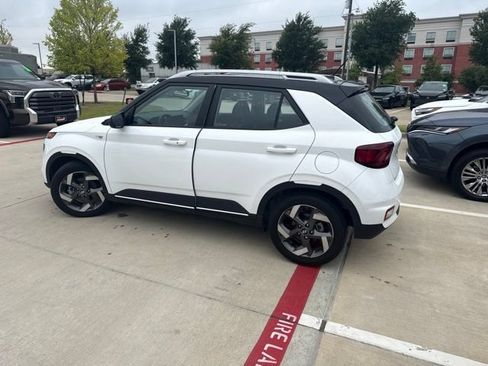 Used 2024 Hyundai Venue Limited FWD image 4