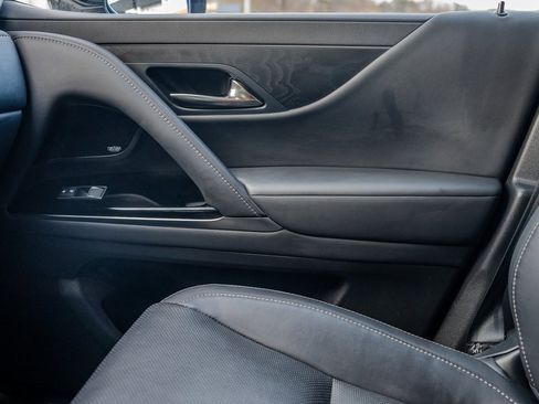 Used 2023 Lexus LX 600 4WD w/ Luxury Package image 14