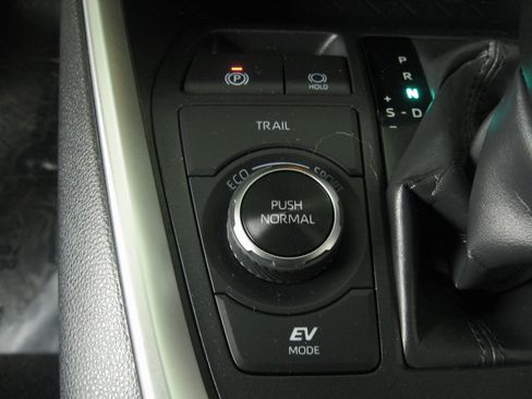 Used 2023 Toyota RAV4 SE image 18