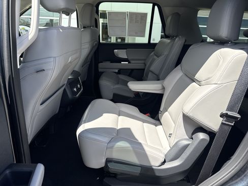 Used 2025 Ford Expedition Active AWD/4WD image 15